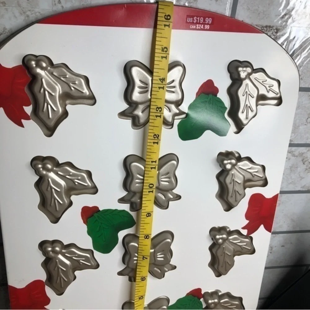 NWT Celebrate it non-stick cookie dough‎ Christmas holly and ivy bow mold pan